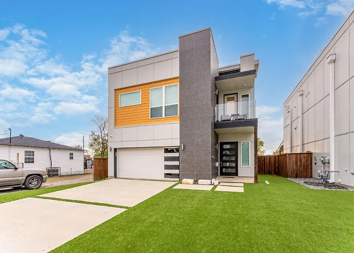 Luxury Home With Rooftop Views Dallas